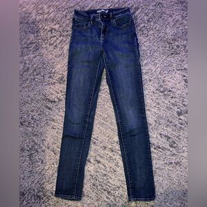 Ladies Dark Wash Levi’s Skinny Jeans Size 25